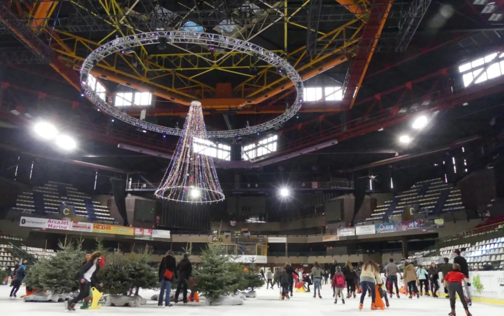 Patinoire de Bordeaux Mériadeck décorée pour Noël avec familles et enfants sur la glace