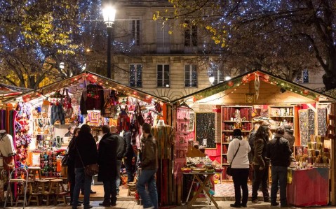 Marché de Noël de Bordeaux sur les Allées de Tourny avec chalets en bois et décorations lumineuses