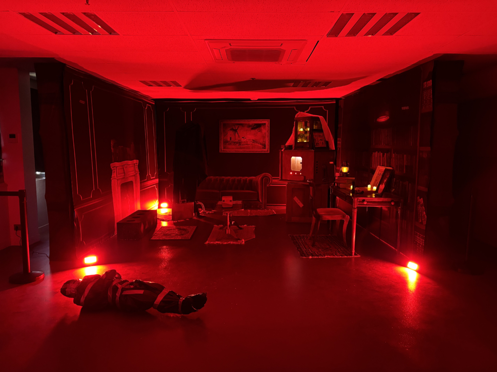 Escape Game mobile d'Escape Hunt Bordeaux spécial Halloween (le bureau du serial killer)