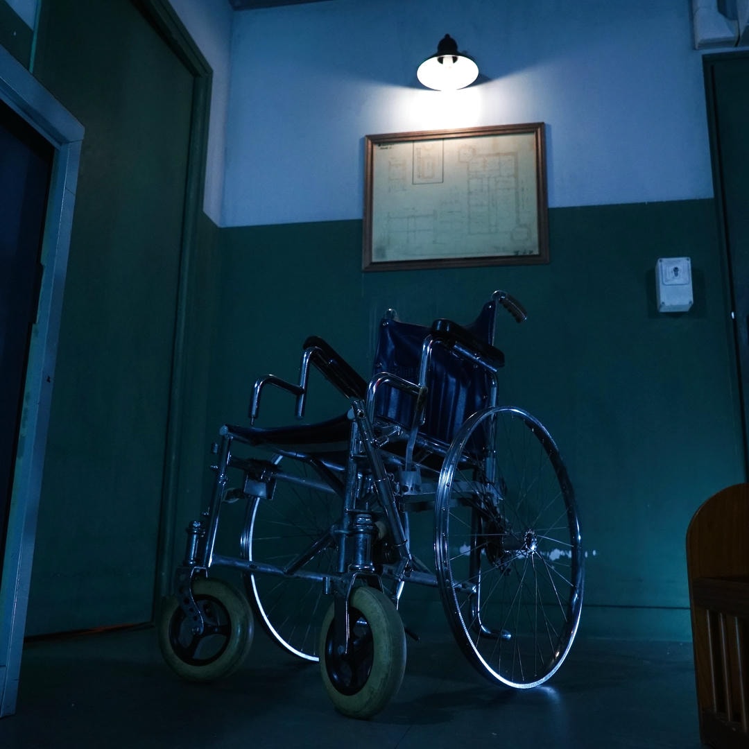 Asile - fauteuil roulant